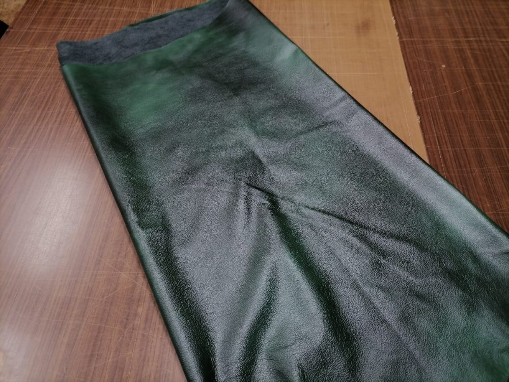 Кожа мебельная цвет зелёный толщина шкуры 1.2-1.4 мм. 1